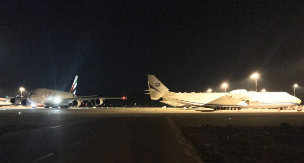 Συνάντηση «τιτάνων» στο αεροδρόμιο της Αθήνας - Το «θηρίο» Α380 υποκλίνεται στον «σοβιετικό γίγαντα» Antonov225 (Photos) - Media