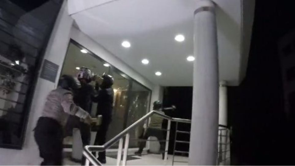 «Ρουβίκωνας»: Επίθεση με βαριοπούλες  στα γραφεία ομίλου επιχειρήσεων στο Μαρούσι (Video) - Media