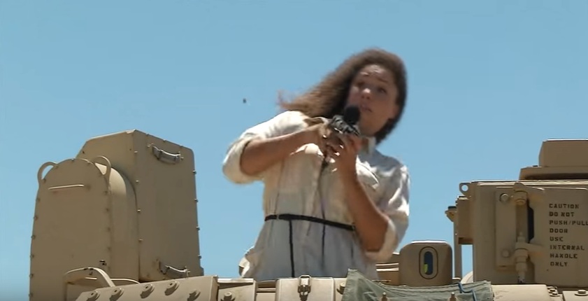 Δημοσιογράφος δέχεται επίθεση από… τζιτζίκια (Video) - Media