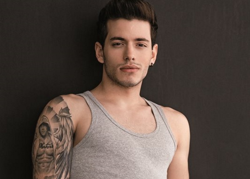 Βαγγέλης Κακουριώτης: «Θαυμάστριες μου έχουν πετάξει εσώρουχα πάνω στη σκηνή» (Video) - Media