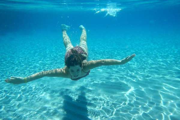 Κάνετε μακροβούτι με ανοιχτά μάτια; - Γιατί κινδυνεύετε από το πρωτόζωο ακανθαμοιβάδα - Media
