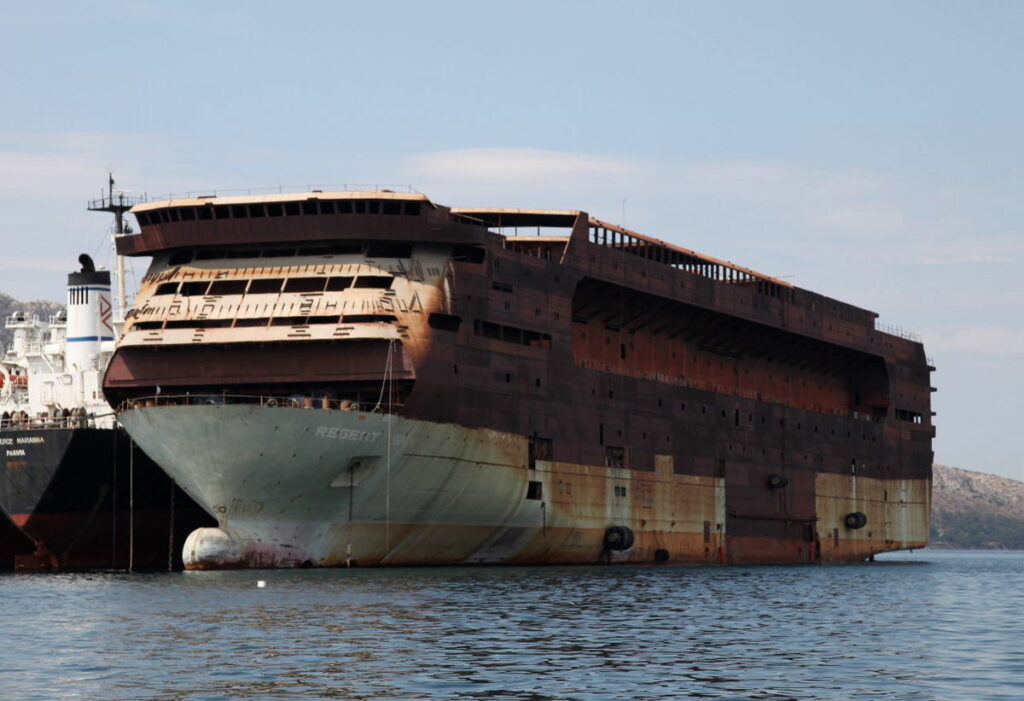 Το «κήτος»: Η ιστορία και το άδοξο τέλος του άγνωστου γίγαντα-«αδελφού» του «Ελ. Βενιζέλος» (Photos/Video) - Media
