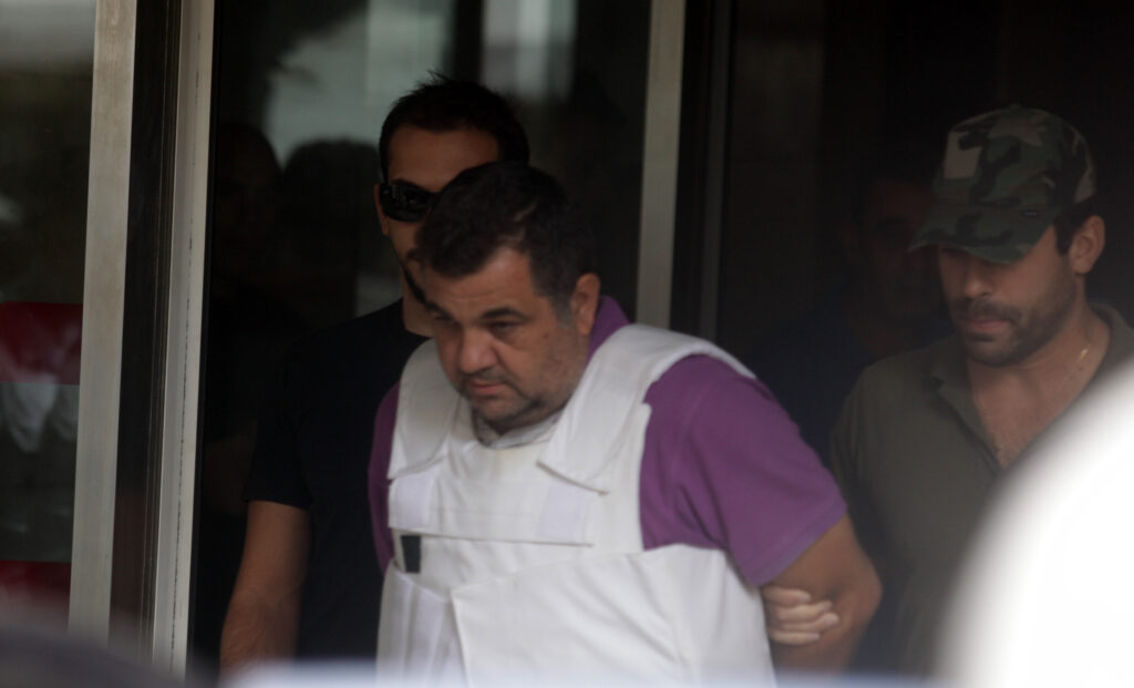 «Δεν περάσαμε χειροπέδες στον Ρουπακιά γιατί ήταν ήρεμος»: Όταν η ΕΛΑΣ έκανε «συλλήψεις με τριαντάφυλλα» - Media