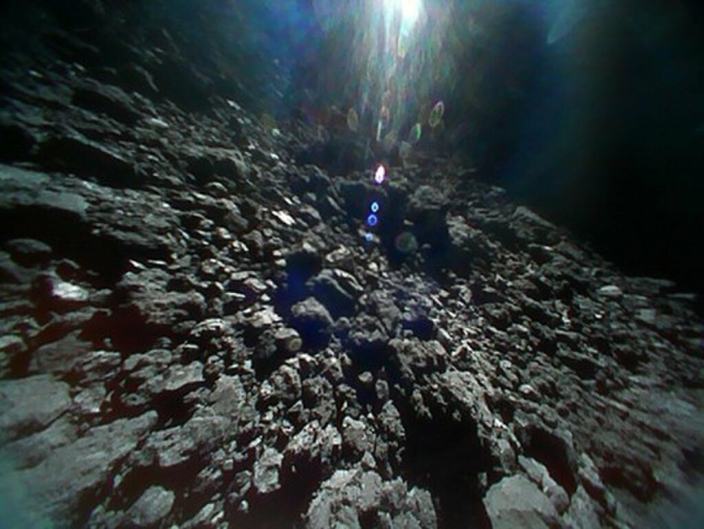 Οι πρώτες εικόνες από την επιφάνεια του αστεροειδή Ριούγκου - Τι κατέγραψαν τα ιαπωνικά «ρόβερ» (Video) - Media