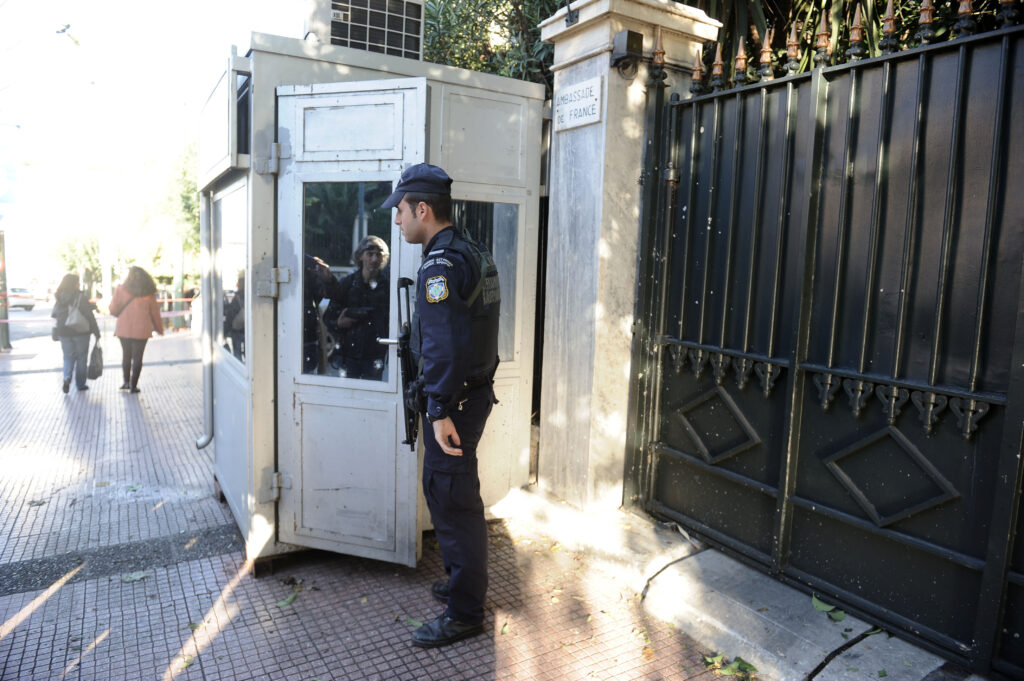 ΕΛ.ΑΣ: Τρικούβερτους ύπνους, λάπτοπ και φόρμες στις σκοπιές ανακάλυψαν οι εφοδεύοντες αξιωματικοί - Media