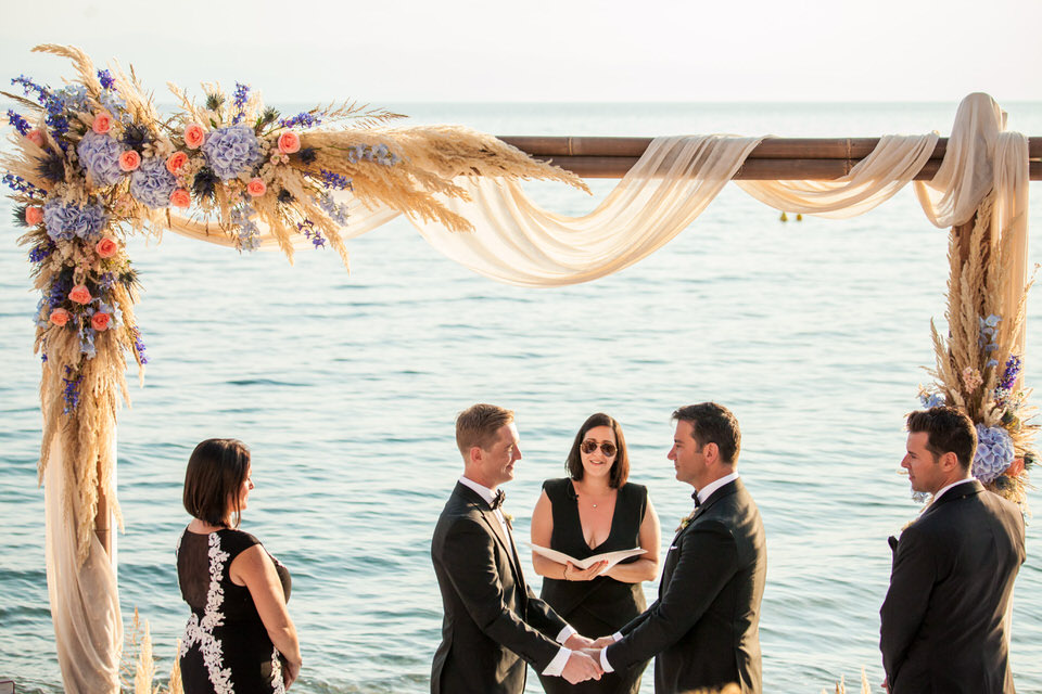 Ο πρώτος gay γάμος στο Βόλο - Ειδυλλιακό σκηνικό με θέα τον Παγασητικό (Photos) - Media