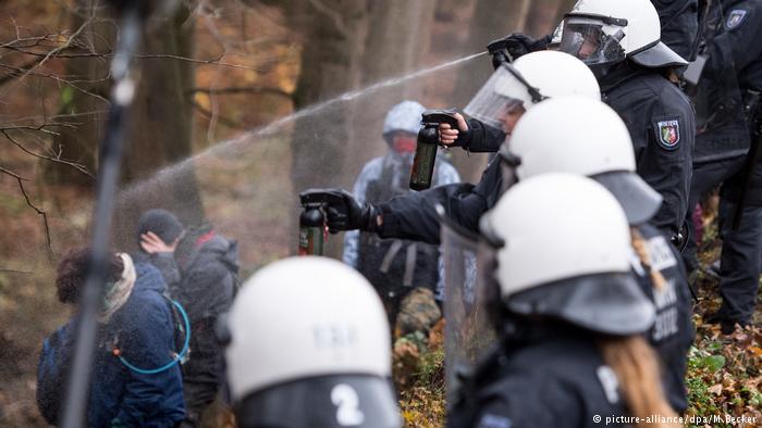 Γερμανία: Εκκενώνουν κατάληψη ενάντια στην καταστροφή δάσους για να γίνει ορυχείο επικαλούμενοι… κίνδυνο πυρκαγιάς! (Photos/Video) - Media Gallery 7