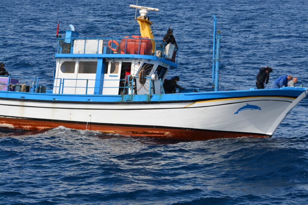 Βυθίστηκε αλιευτικό νότια του Σουνίου - Καλά στην υγεία τους οι επιβαίνοντες - Media
