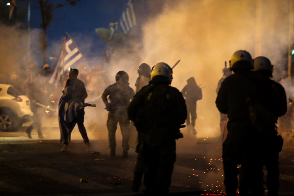 Αυτόφωρο για τρεις άνδρες των ΜΑΤ που επιτέθηκαν σε δημοσιογράφο - «Δεν ξέρουμε τίποτα» λένε στην ΕΛΑΣ - Media