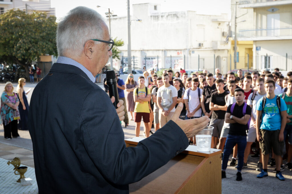 Γαβρόγλου σε μαθητές: Στις 9.00 το πρώτο κουδούνι - Καταχειροκροτήθηκε ο Υπουργός  - Media
