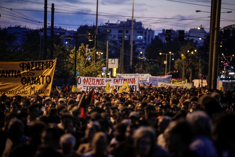 Στα γραφεία της Χρυσής Αυγής στον Πειραιά κατέληξε η διαδήλωση για τα πέντε χρόνια από τη δολοφονία Φύσσα (Photos) - Media