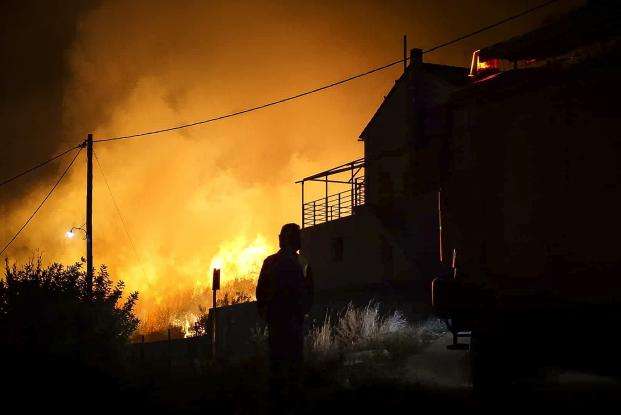 Δεύτερη νύχτα αγωνίας στην Κεφαλονιά – Μάχη των πυροσβεστικών δυνάμεων με τα πύρινα μέτωπα - Media