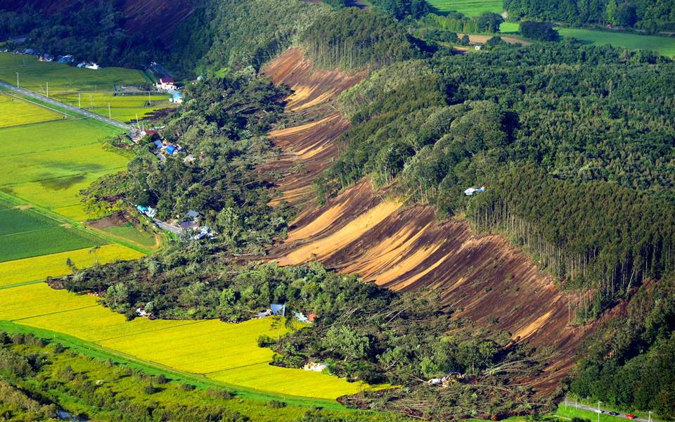 Ιαπωνία: Πρωτοφανείς οι εικόνες από τον σεισμό - Βουνά «άνοιξαν» στα ...δύο (Photos/Video) - Media