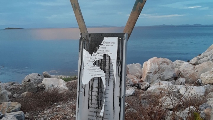 Η «Κρυπτεία» ανέλαβε την ευθύνη για τον βανδαλισμό του μνημείου για τους πνιγμένους πρόσφυγες - Media