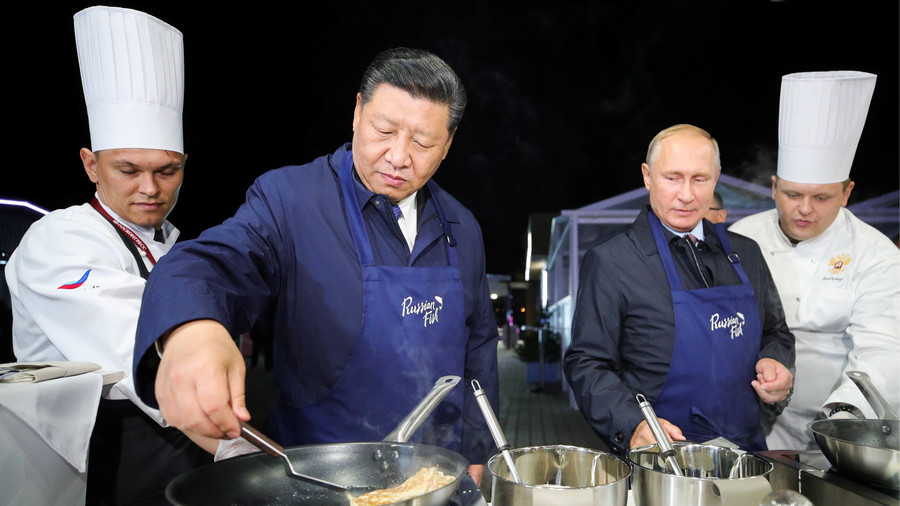 Ποδιές έβαλαν Πούτιν και Σι Τζινπίνγκ – Μαγείρεψαν και ήπιαν βότκα (Photos) - Media