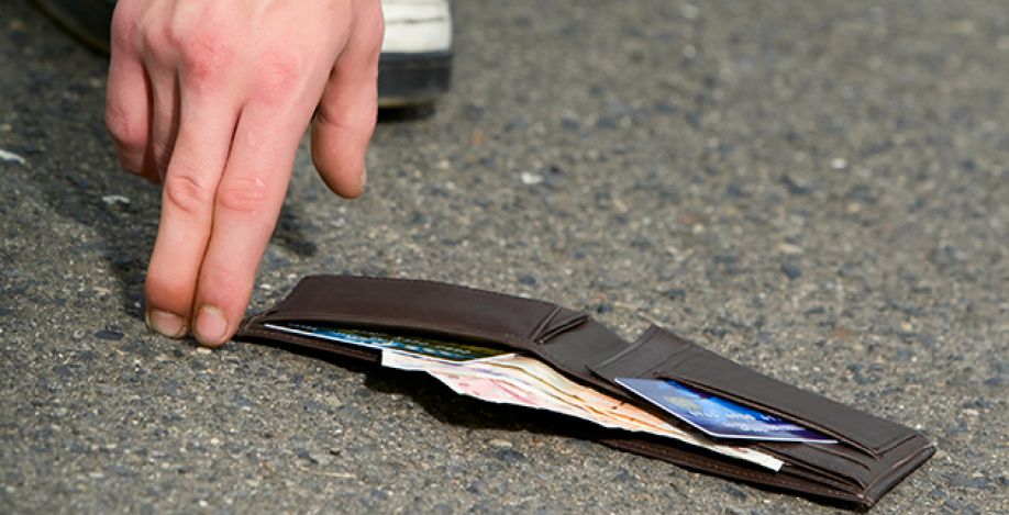 Τουρίστες στην Κρήτη βρήκαν πορτοφόλι με 7000 ευρώ και το παρέδωσαν στην αστυνομία - Media