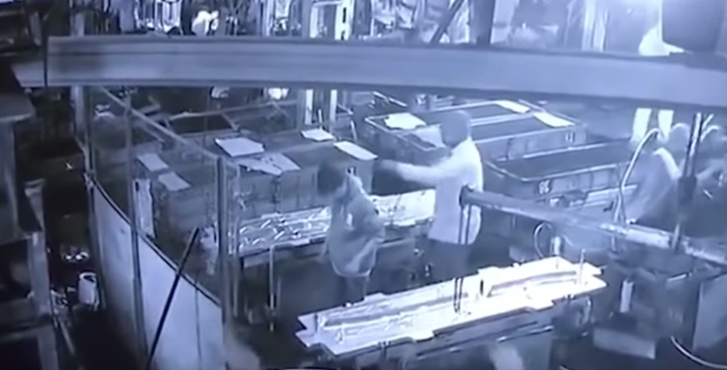 Επιστάτης σκότωσε υπάλληλο κάνοντας του εγκληματική «φάρσα» με πεπιεσμένο αέρα στο ορθό (Video) - Media