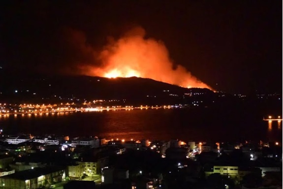 Μεγάλη φωτιά σε δυσβατη περιοχή στη Σάμο (Video) - Media