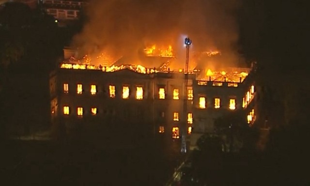Βραζιλία: Πυρκαγιά τεραστίων διαστάσεων κατέστρεψε το Εθνικό Μουσείο στο Ρίο ντε Ζανέιρο - Media