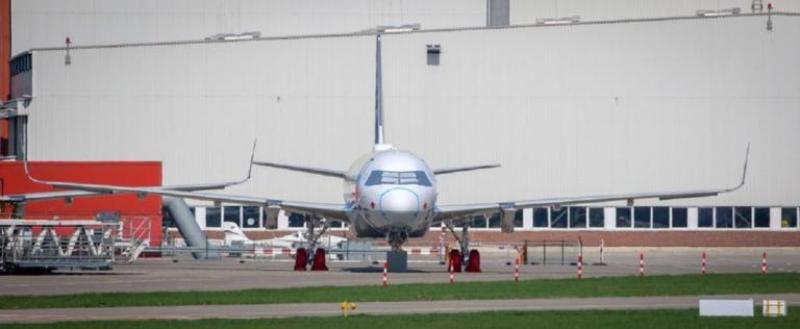 Τρόμος στον αέρα: Μπέρδεψε την τουαλέτα με την πόρτα εξόδου του αεροπλάνου - Media