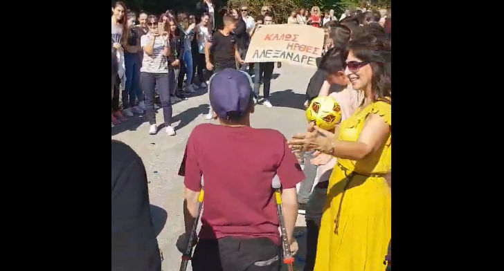 Βαθιά συγκίνηση: Ο μικρός Αλέξανδρος νίκησε το οστεοσάρκωμα - Γύρισε γερός στο σπίτι του (Photos, Video) - Media