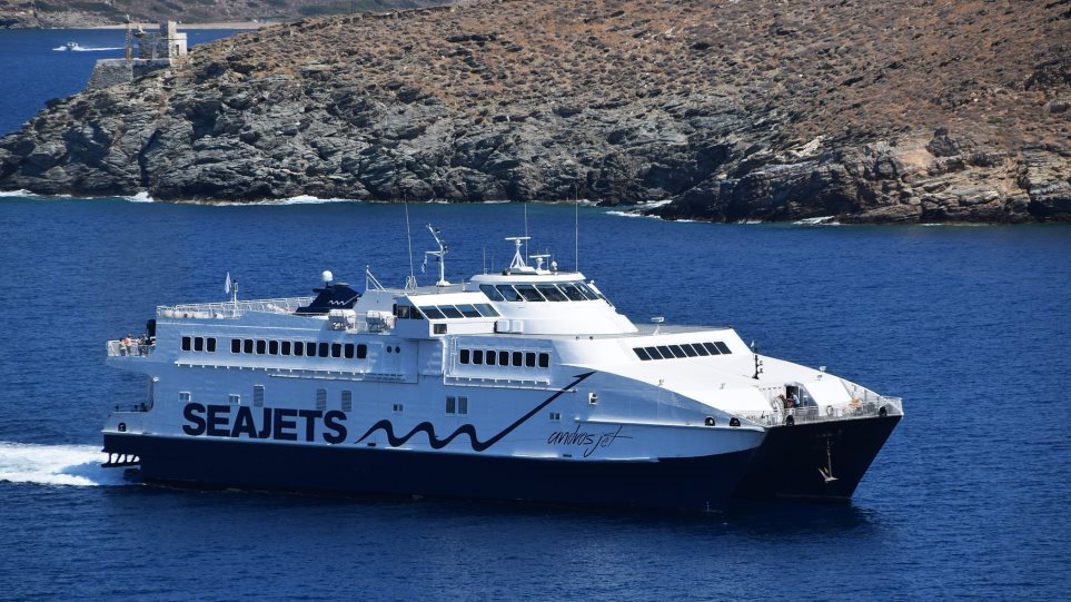 Νέα βλάβη στο Andros Jet: Ακινητοποιημένο στη Σύρο - Έσπασε κομμάτι από τον καταπέλτη - Media