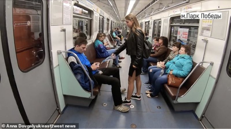 Ρωσίδα πετάει χλωρίνη στα γεννητικά όργανα των ανδρών που κάθονται με ανοιχτά πόδια στο μετρό (Video) - Media