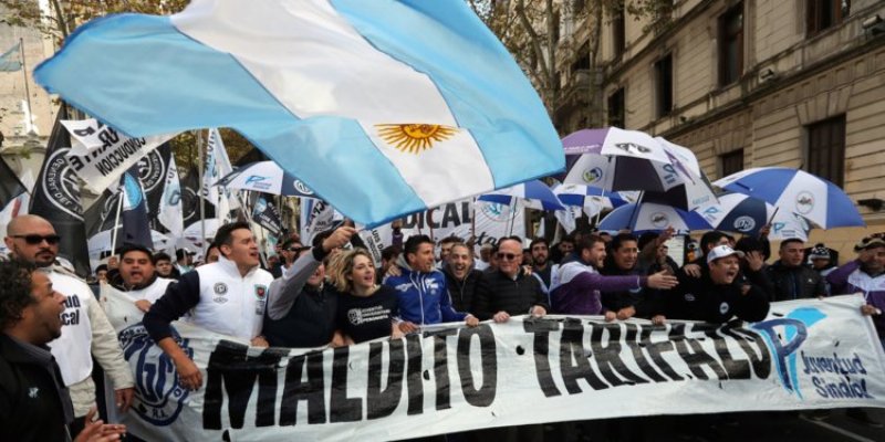 El Pais για Αργεντινή: Η χώρα πιάνει πάλι πάτο - Τα μέτρα του ΔΝΤ θα επιδεινώσουν την κατάσταση των πολιτών  - Media
