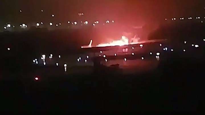 Μητέρες πετούσαν τα παιδιά τους στον αέρα, υπάλληλος του αεροδρομίου πέθανε από ανακοπή - Σκηνικό τρόμου στο Σότσι από φλεγόμενο Boeing με 167 επιβάτες (Video) - Media