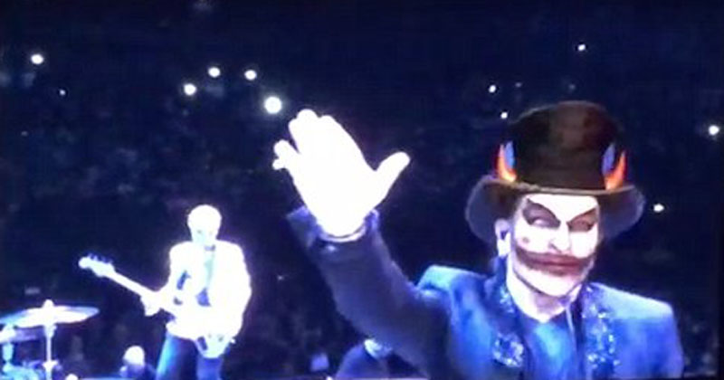 Ο Μπόνο των U2 χαιρέτισε ναζιστικά σε συναυλία στο Παρίσι για να κοροϊδέψει τους Σουηδούς ακροδεξιούς  - Media