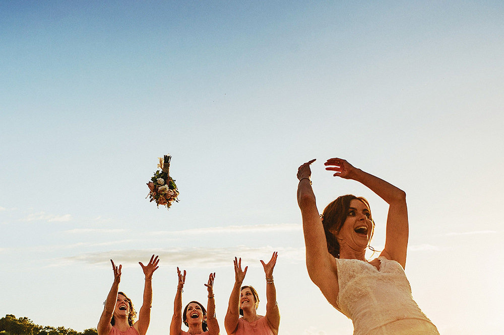 Έπος: Η φίλη της νύφης έπιασε το μπουκέτο - Δείτε πώς αντέδρασε το αγόρι της (Video) - Media