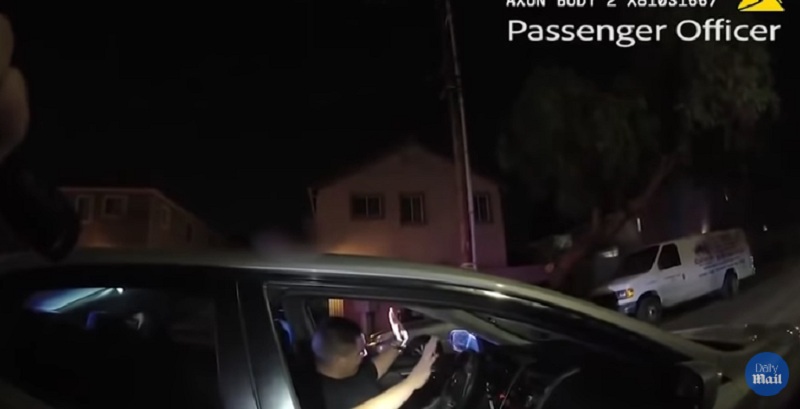 Σοκαριστικό βίντεο: Κακοποιός πυροβολεί εξ επαφής αστυνομικό που τον σταμάτησε για έλεγχο (Video)  - Media