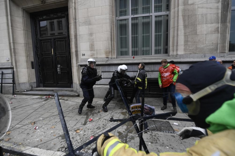 Επεισόδια σε διαδήλωση στις Βρυξέλλες: Τραυματίας ένας αστυνομικός - Media