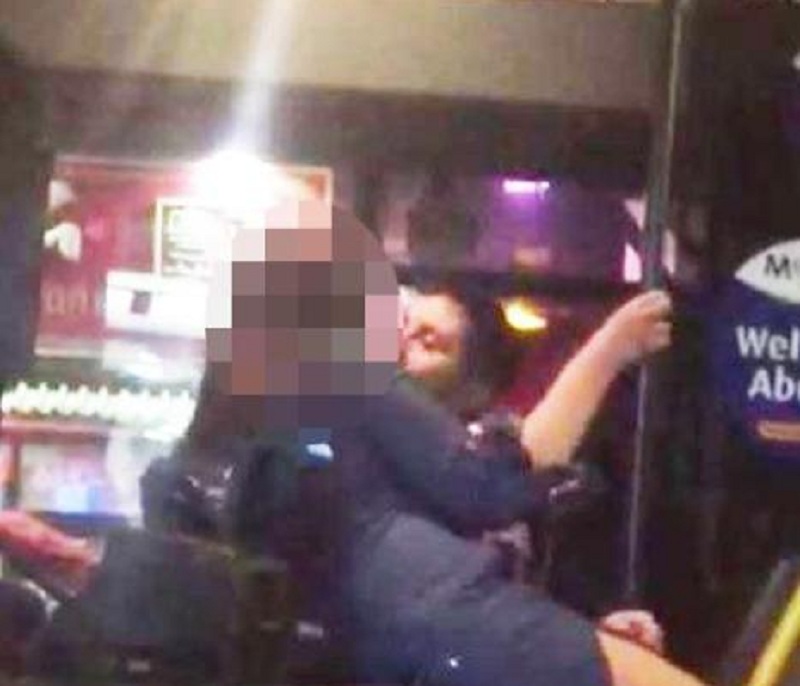 Οδηγός λεωφορείου γεμάτο κόσμο, φιλούσε στο στόμα και θώπευε νεαρή γυναίκα (Video) - Media