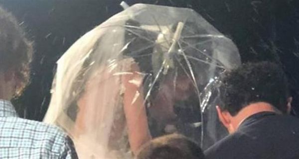 Καλαμάτα: Ζευγάρι  πήγε στην εκκλησία κρατώντας ομπρέλα για το… ρύζι - με κράνος ο γαμπρός (Video) - Media