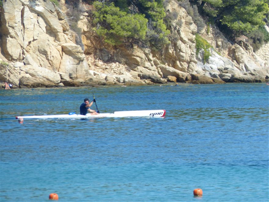 Η τούμπα του Γιώργου Παπανδρέου με κανό στη Σκιάθο (Photo)  - Media