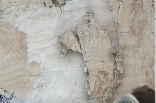 Η απίστευτη στιγμή που αμαξοστοιχία περνάει μέσα από νταλίκα (και δεν είναι σχήμα λόγου) (Video) - Media