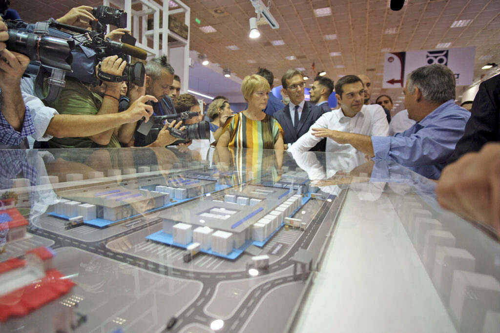 Ο πρωθυπουργός στα περίπτερα της ΔΕΘ: Χαμόγελα, διάλογοι, μπάσκετ και ...ροκ υποδοχή (Photos/Video) - Media