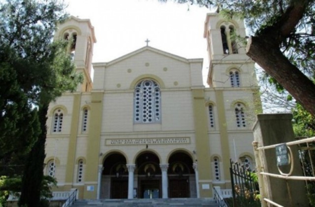 Άγνωστοι εισέβαλαν σε εκκλησία στο κέντρο της Αθήνας εν ώρα λειτουργίας - Media