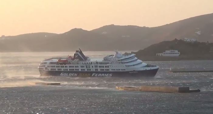 Το πρώτο βίντεο από το ανταριασμένο Αιγαίο: Με μεγάλη κλίση στο λιμάνι της Τήνου το Superferry από τον ισχυρό βοριά (Video) - Media