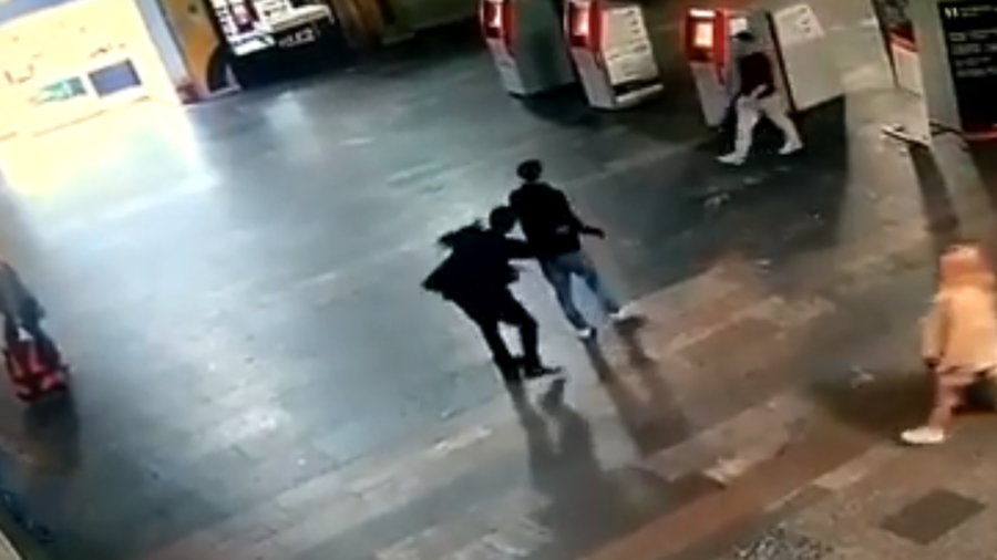 Φρίκη: Άνδρας μαχαιρώνει επιβάτες σε σταθμό της Μόσχας (Video, σκληρές εικόνες) - Media