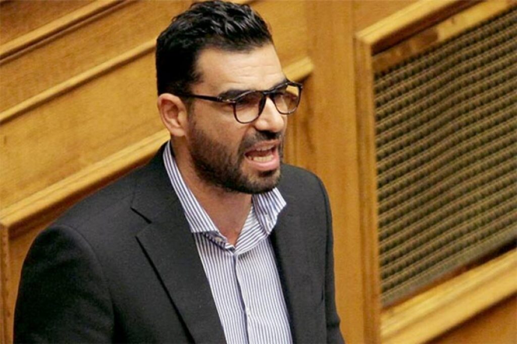 Άγριος ξυλοδαρμός βουλευτή του ΣΥΡΙΖΑ από οργανωμένους οπαδούς - Τον χτυπούσαν με καδρόνια - Media
