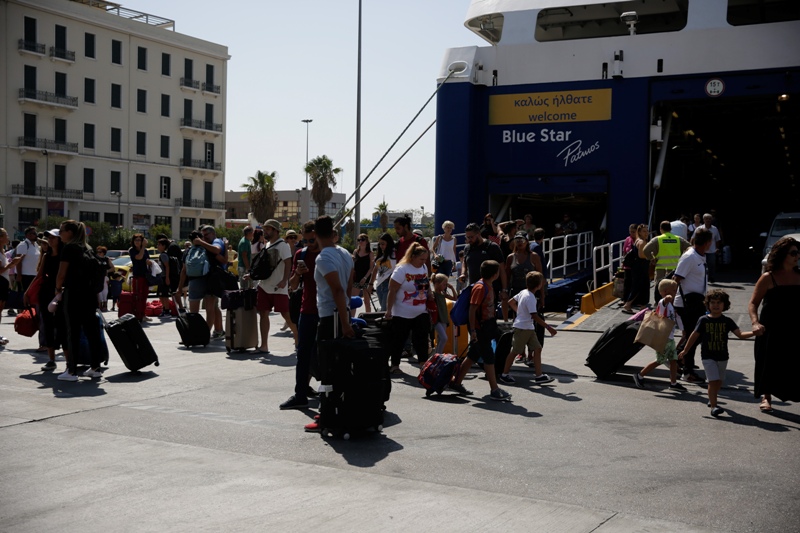 Αυξημένη η κίνηση στα λιμάνια μετά τη λήξη της απεργίας της ΠΝΟ - Media