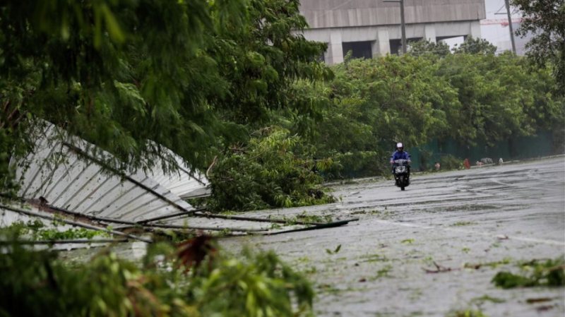 Τεράστιες καταστροφές από τον υπερτυφώνα Μανγκούτ στις Φιλιππίνες – Δυο νεκροί - Xιλιάδες εγκατέλειψαν τα σπίτια τους  - Media