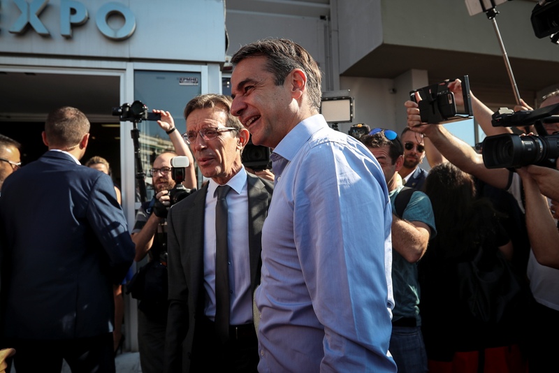 Ο Μητσοτάκης στη ΔΕΘ - Το περίπτερο με την εικονική πραγματικότητα Του χάρισαν φανέλα του Άρη και του Ηρακλή (Photos)  - Media