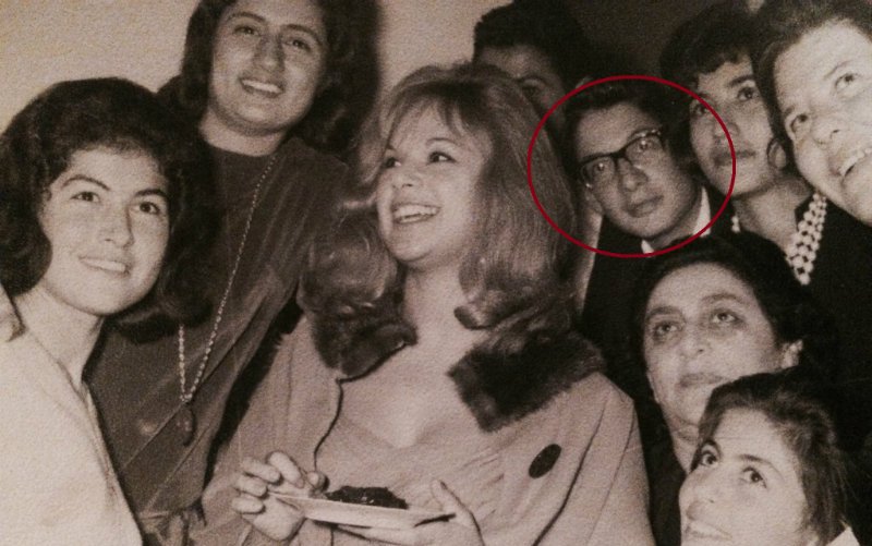 Αναγνωρίζετε τον νεαρό πίσω από την Αλίκη Βουγιουκλάκη; Σήμερα είναι από τους πιο γνωστούς πολιτικούς (Photos) - Media