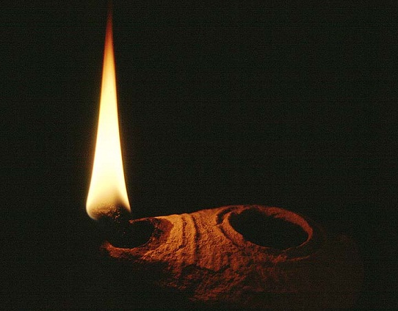 Μπήκαν βράδυ και άναψαν κεριά σε αρχαιολογικό χώρο στη Μυτιλήνη - Καταστροφές σε σημαντικό μνημείο - Media