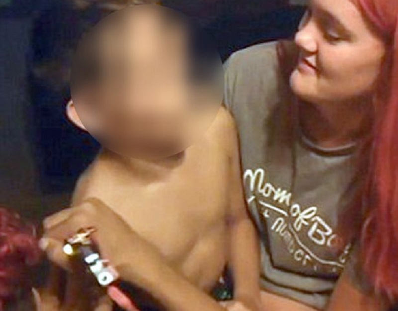 Έκανε στον 10χρονο γιο της τατουάζ και το βιντεοσκόπησε (Photos) - Media