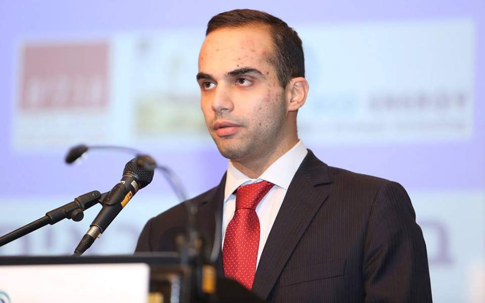 Ο Τζορτζ Παπαδόπουλος «τσουρουφλίζει» τον Τραμπ (Video) - Media