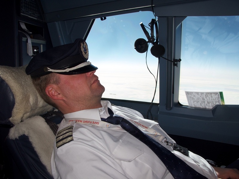 Έκπληκτοι οι επιβάτες πτήσης, είδαν τον πιλότο να ξεντύνεται και να πέφτει για ύπνο στα καθίσματα της Ά θέσης  - Media